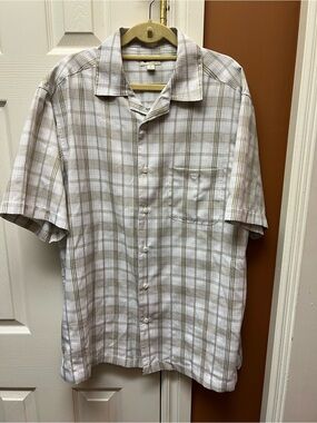 Men's Short-Sleeve Plaid Button-Up Shirt in Light Gray and Cream